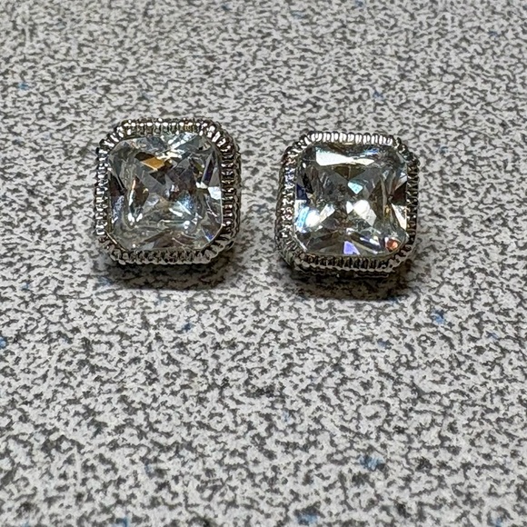 Pretty Vintage Silver Stud Earrings - Picture 3 of 9